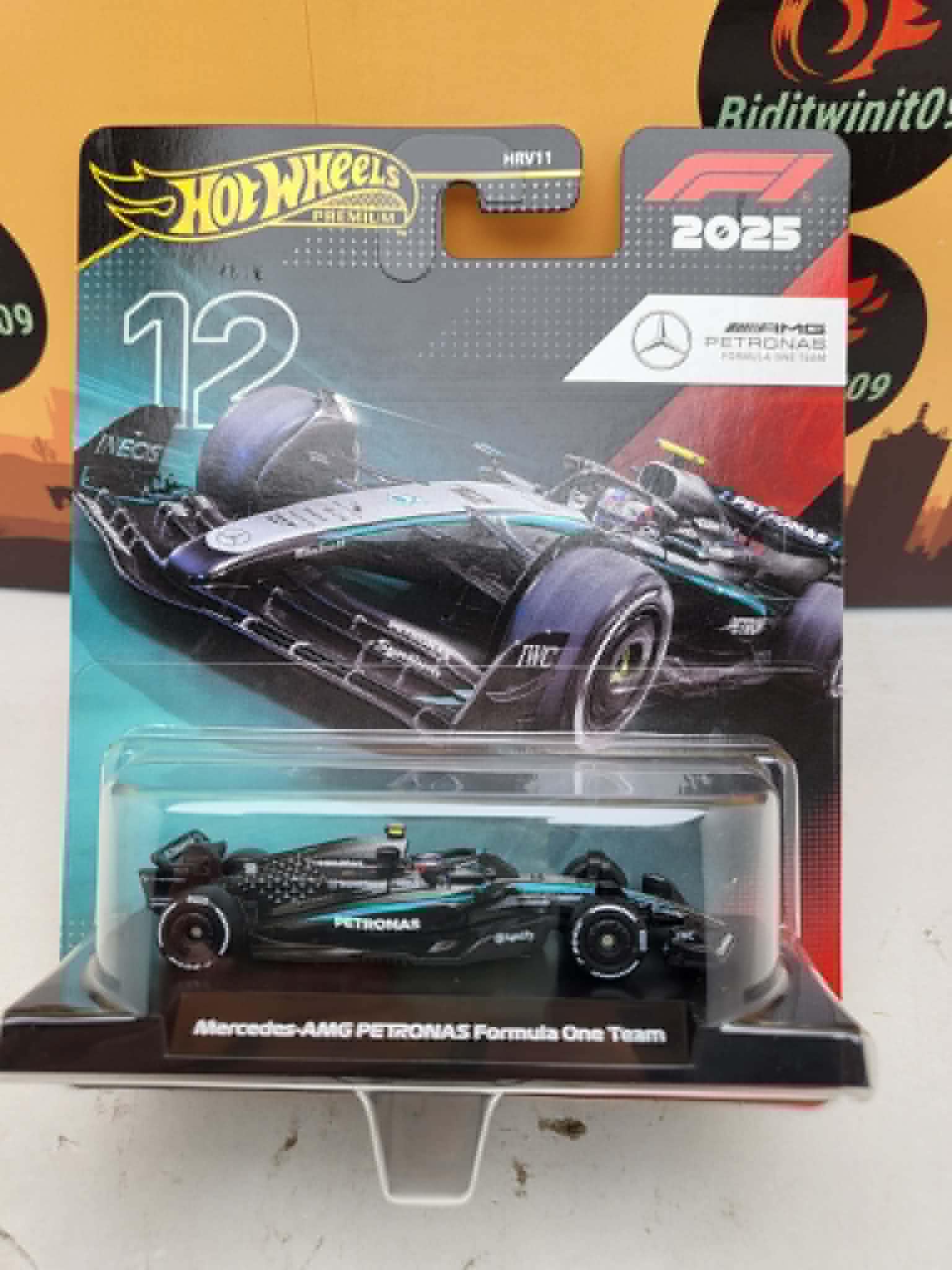Hot Wheels Premium Formula 1 2025 L Case Mercedes-AMG Petronas Formula One Team